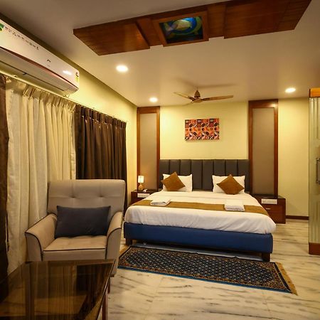 Hotel Lj Dadi'S Grand à Visakhapatnam Extérieur photo