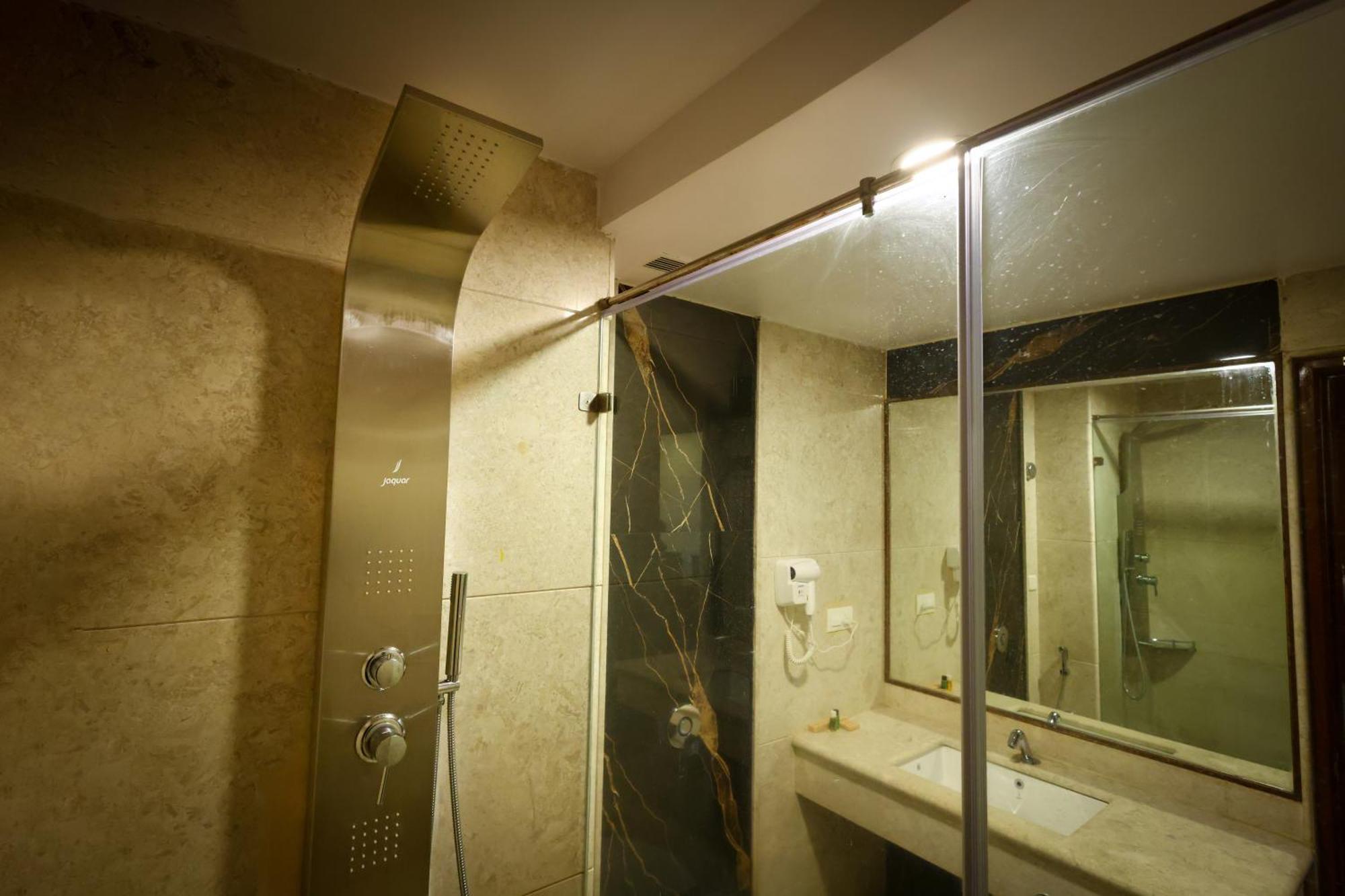 Hotel Lj Dadi'S Grand à Visakhapatnam Extérieur photo